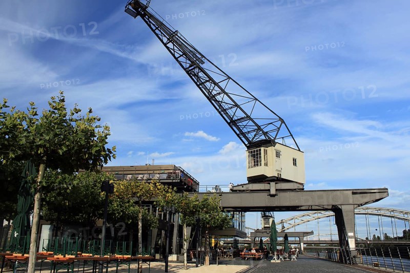 Former loading crane