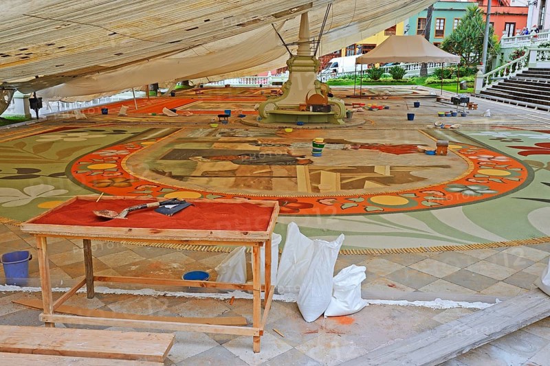 Artists create pictures from coloured sand in the Plaza del Ayuntamiento