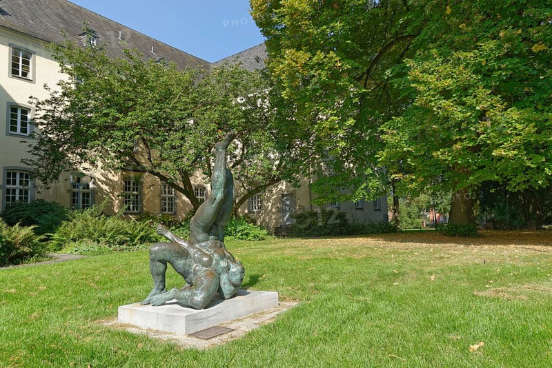 Wrestler sculpture in front of former Franciscan monastery