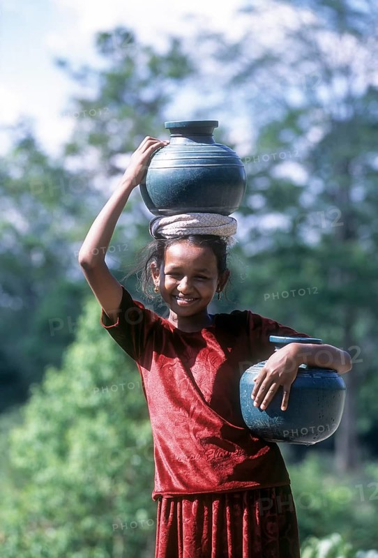 Indian girl carrying water in the jug