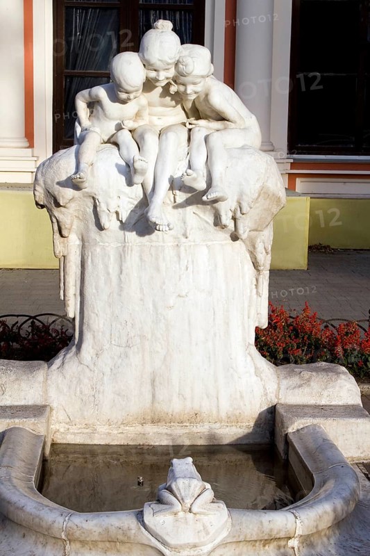 Children with frog fountain