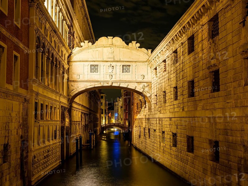 Bridge of Sighs at night
