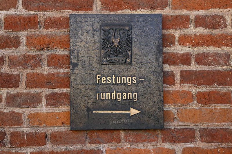 Sign fortress tour
