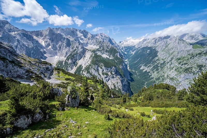 View into the Reintal valley and of the peaks of the Wetterstein mountains