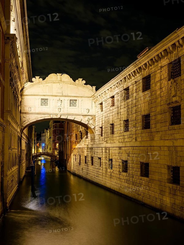 Bridge of Sighs at night