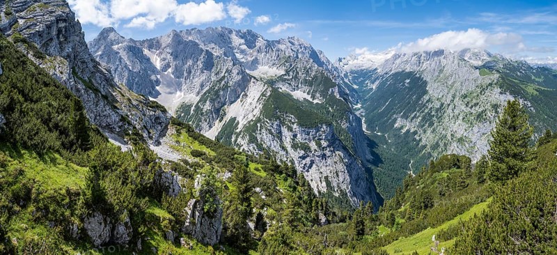 View into the Reintal valley and of the peaks of the Wetterstein mountains