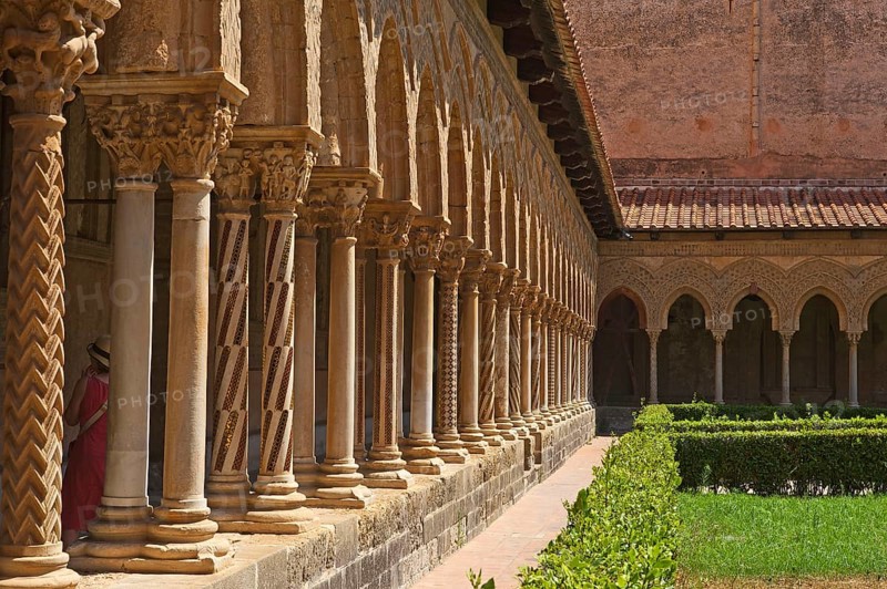 Ornate twin pair columns in the cloister