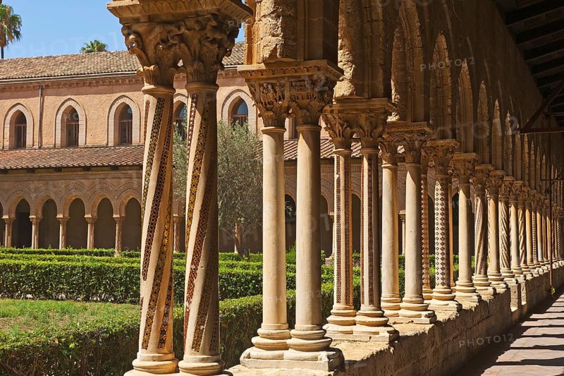 Ornate twin pair columns in the cloister