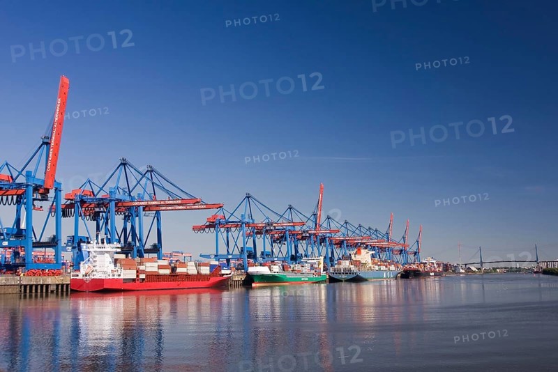 Container ships and feeders at HHLA Container Terminal Altenwerder