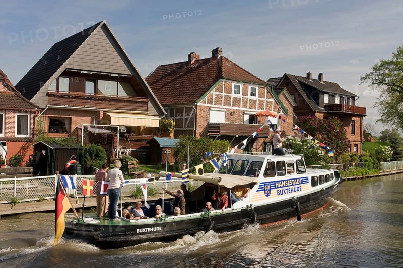 Excursion boat on the Este