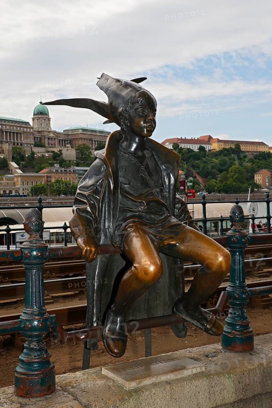 Bronze statue on Danube promenade