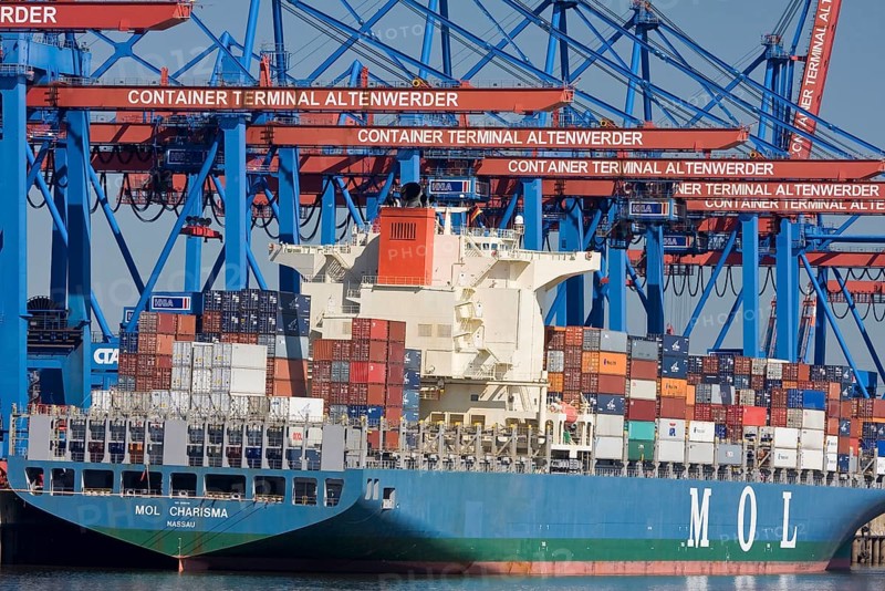 Container ships and feeders at HHLA Container Terminal Altenwerder