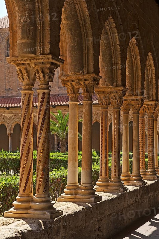 Ornate twin pair columns in the cloister