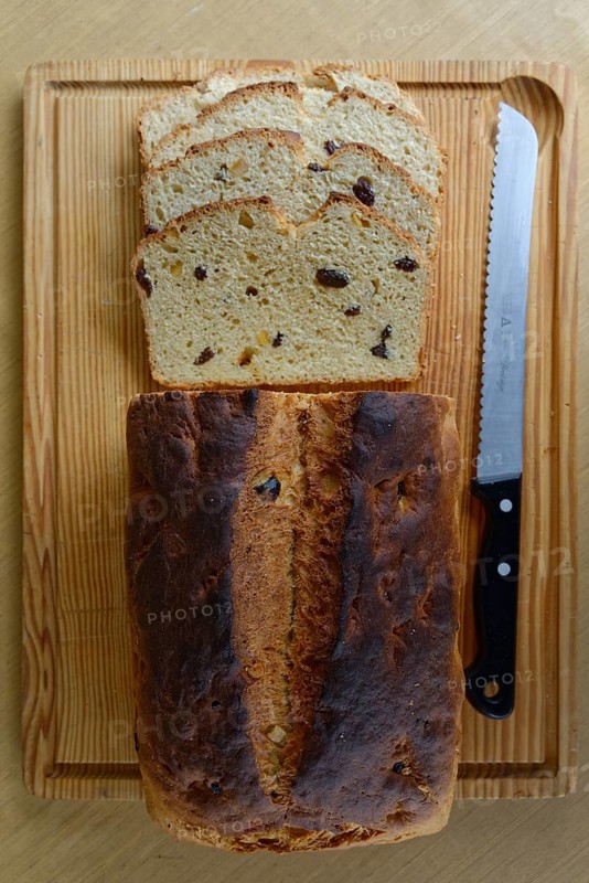 Sliced currant bread