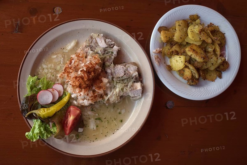 Brawn with onions and fried potatoes
