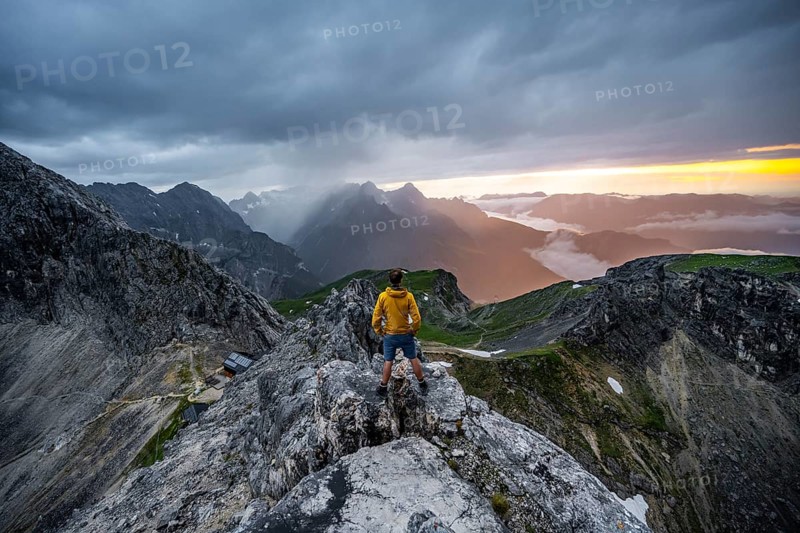 Hikers at the summit of the Westliche Toerlspitze