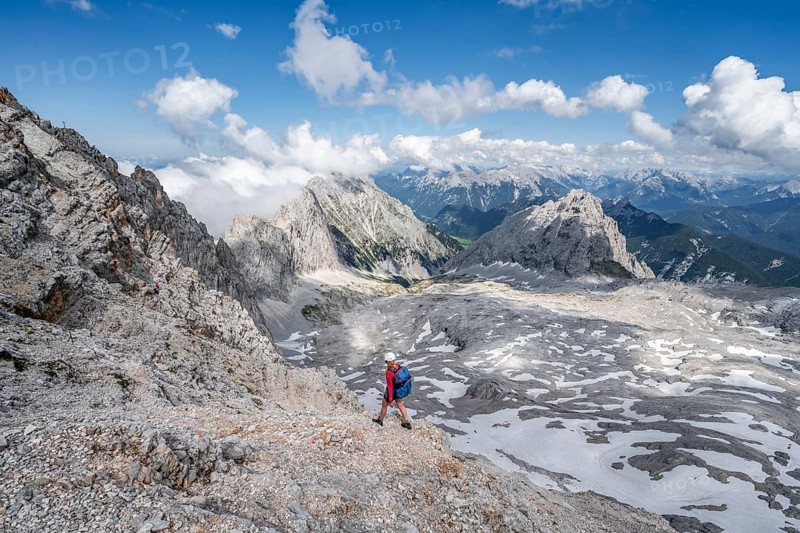 Hiker on the via ferrata to the Patenkirchner Dreitorspitze