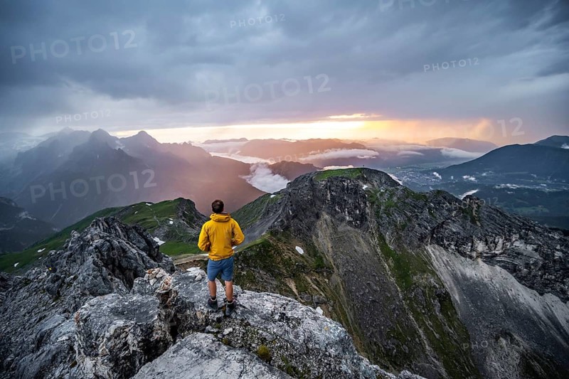 Hikers at the summit of the Westliche Toerlspitze