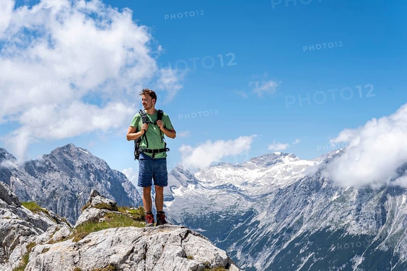 Hikers at the summit of the Partenkirchner Dreitorspitze