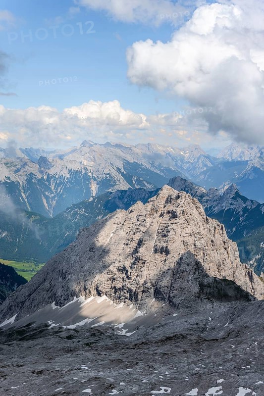View of the Leutascher Platt with peak Oefelekopf