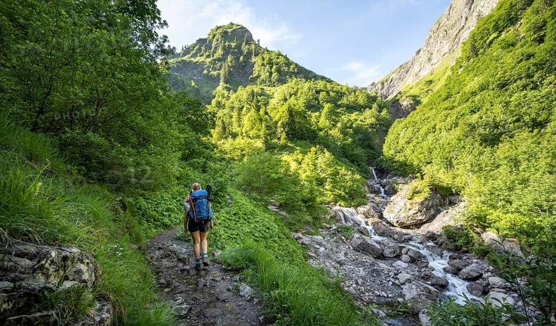 Hiker ascending the stream to the Kemptner Hut