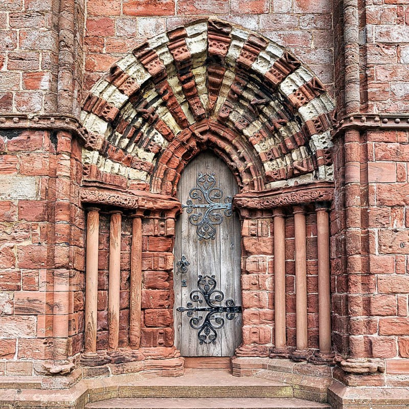 Two-tone sandstone side portal