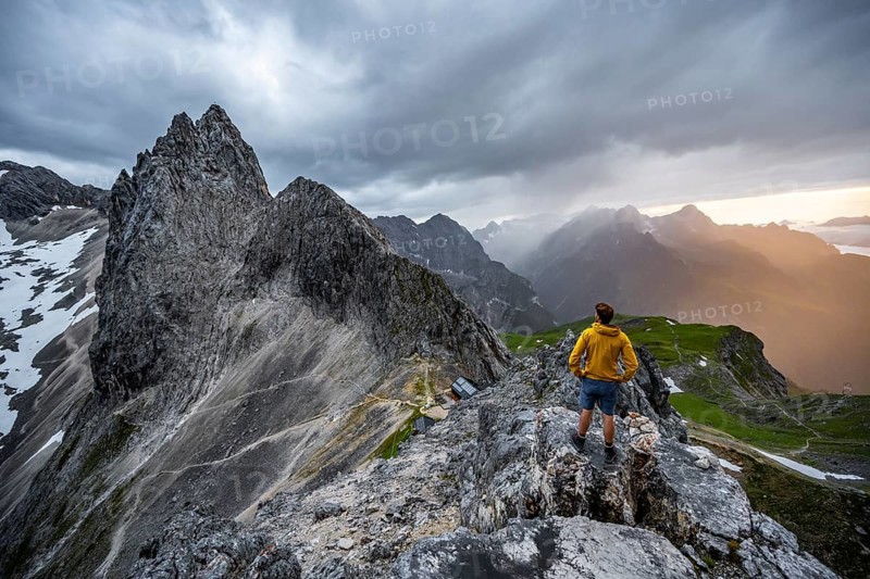 Hikers at the summit of the Westliche Toerlspitze