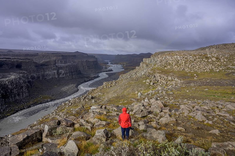 Person in red anorak looking towards the canyon of Joekulsa A Fjoellum