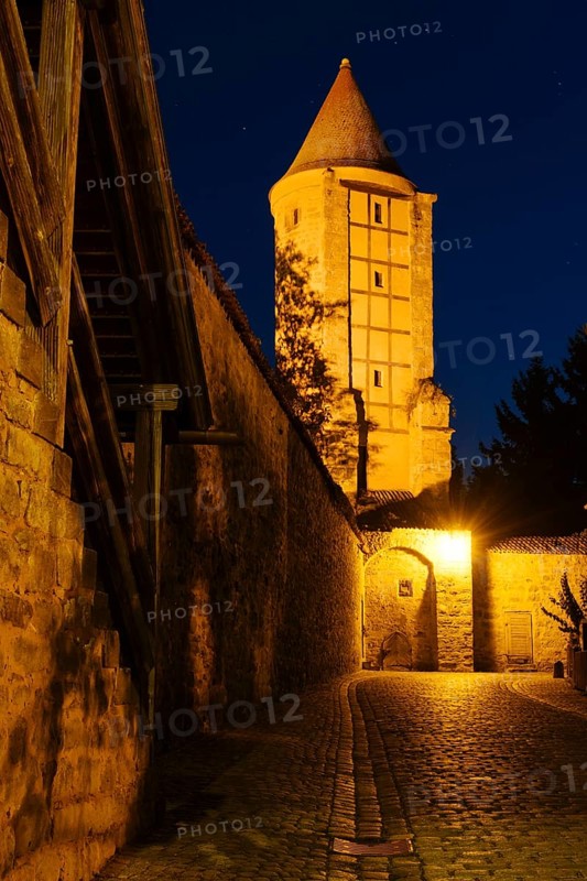 Illuminated city wall with Salwartenturm