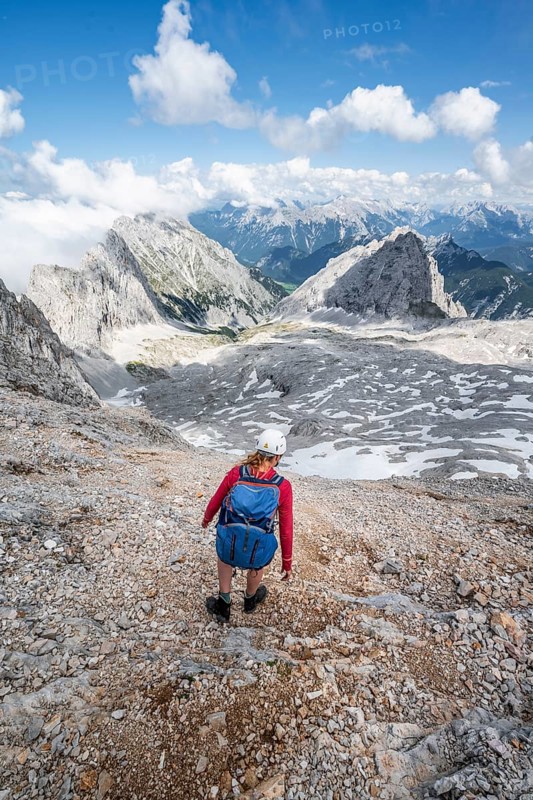 Hiker on the via ferrata to the Patenkirchner Dreitorspitze