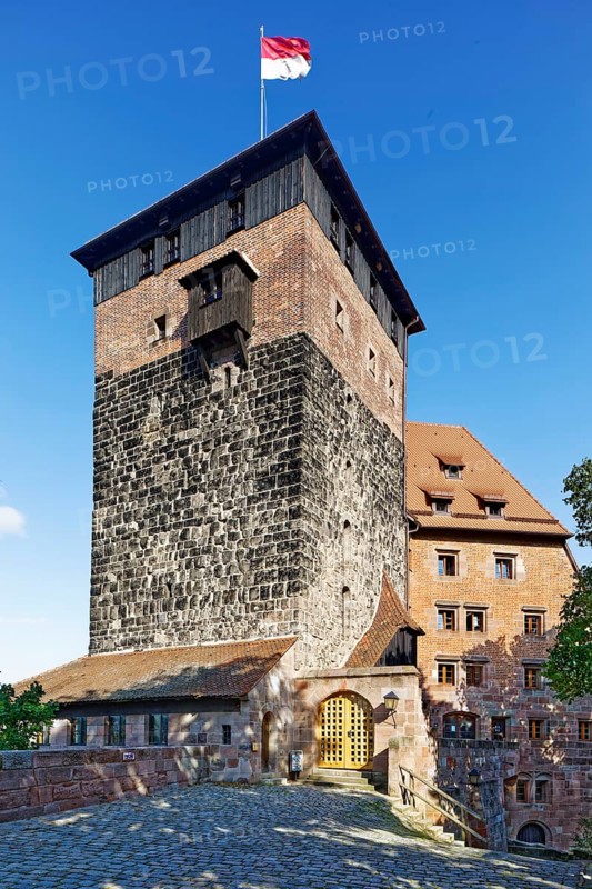 Left pentagonal tower with Franconian flag