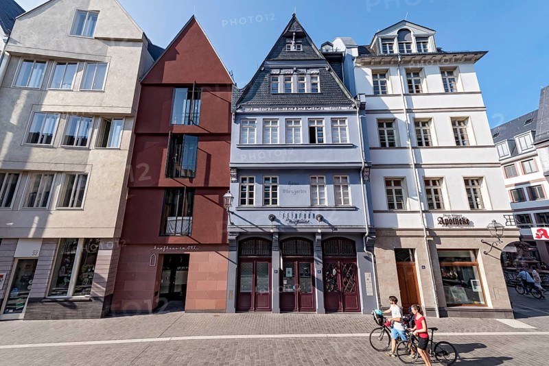 Modern and reconstructed town houses on the market Kroenungsweg