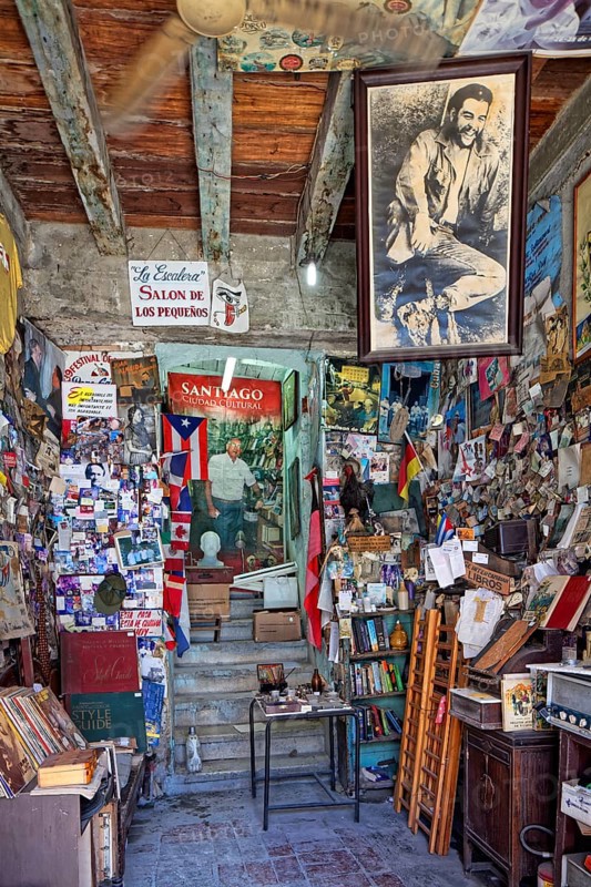 Small shop with picture Ernesto Che Guevara and vileen small photos