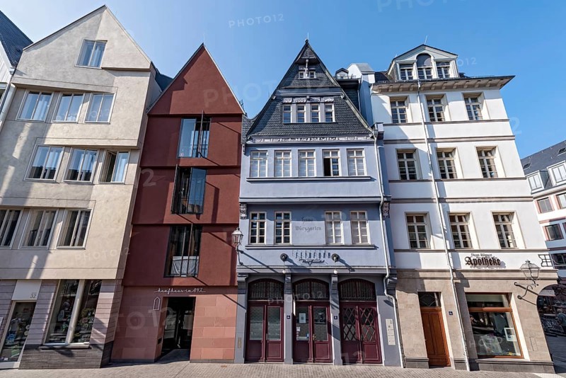 Modern and reconstructed town houses on the market Kroenungsweg