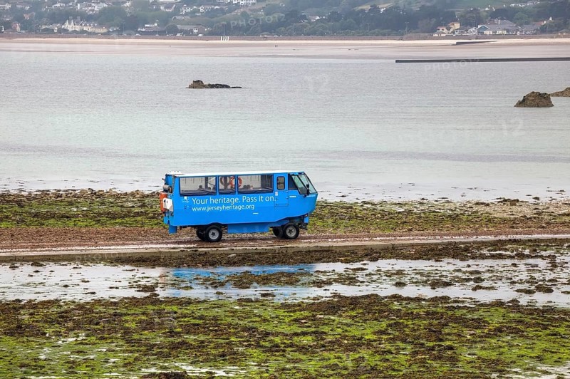 Amphibious vehicle