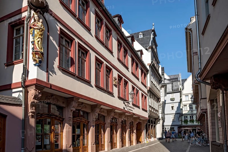 Reconstructed patrician residence Das Goldene Laemmchen and town houses with shops