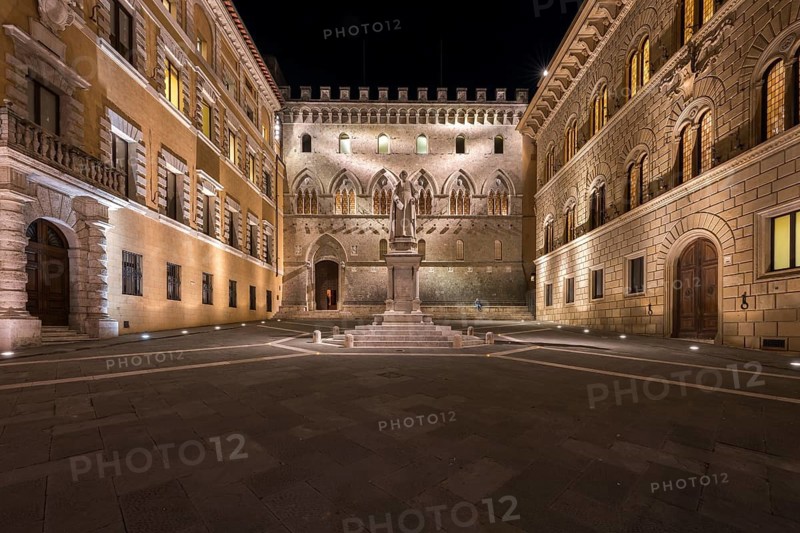 Piazza Salimbeni with Palazzo Salimbeni