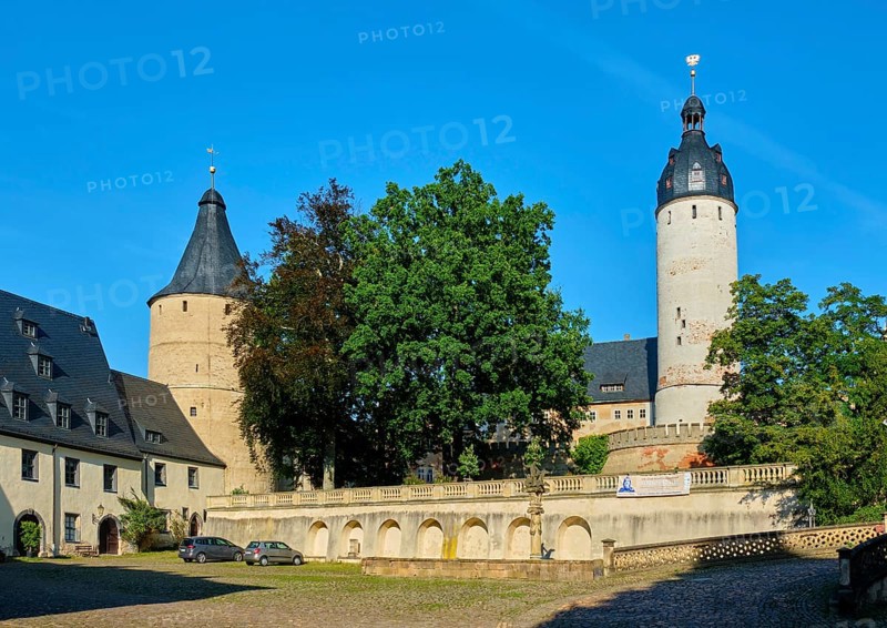 Castle courtyard with Hausmannsturm and bottle