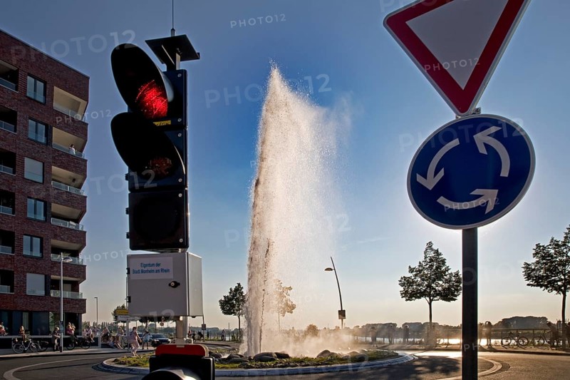 Monheim Geyser in the closed roundabout during eruption