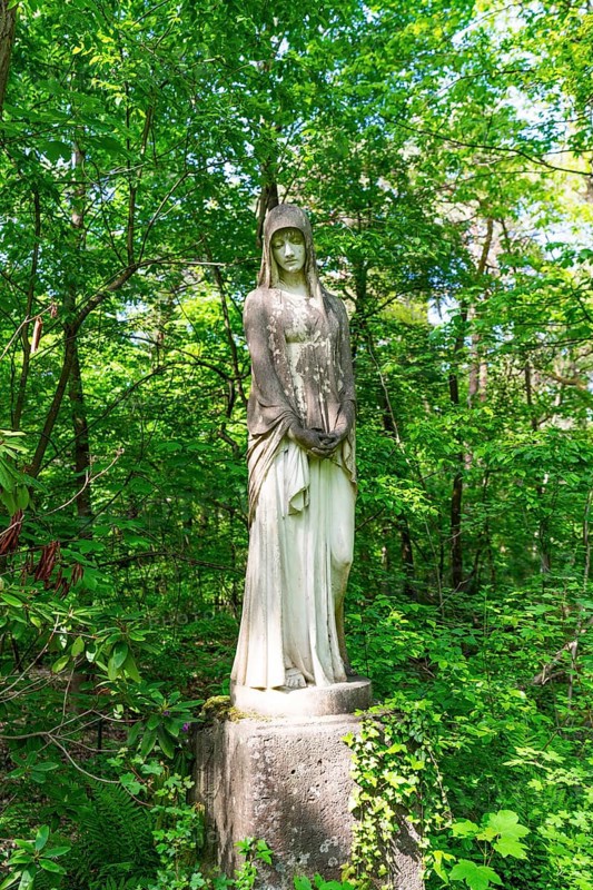 Grave sculpture