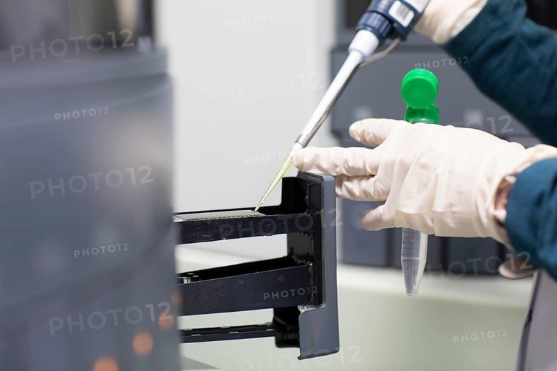 Sample processing with laboratory equipment in a histology laboratory
