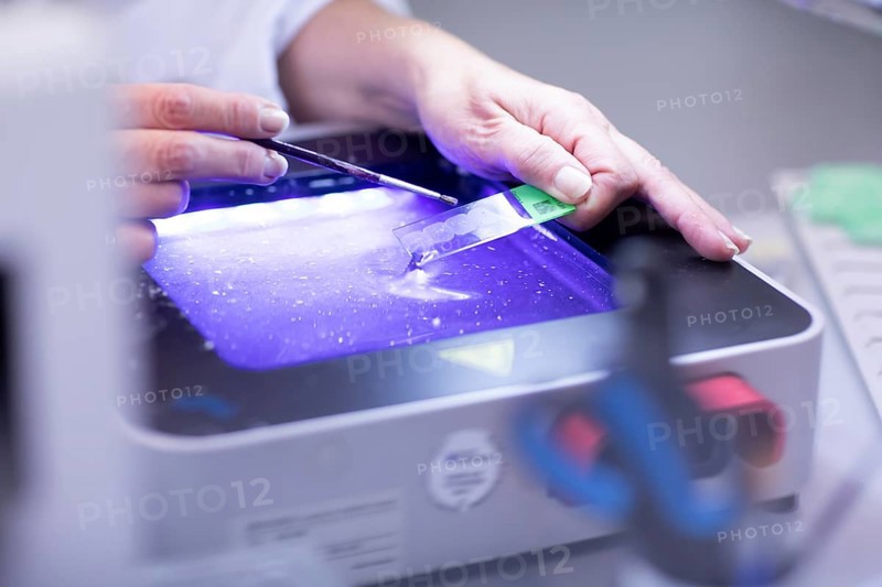 Processing of samples in a histology laboratory