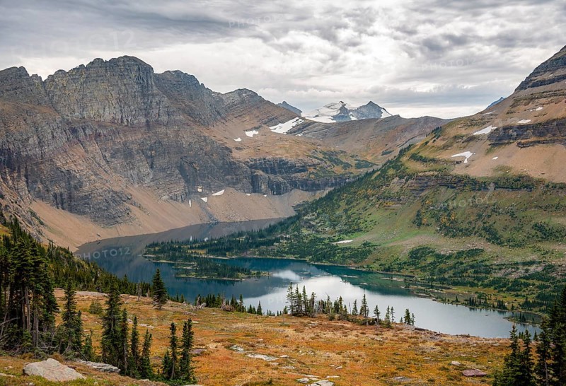 Hidden Lake with Bearhat Mountain in autumn