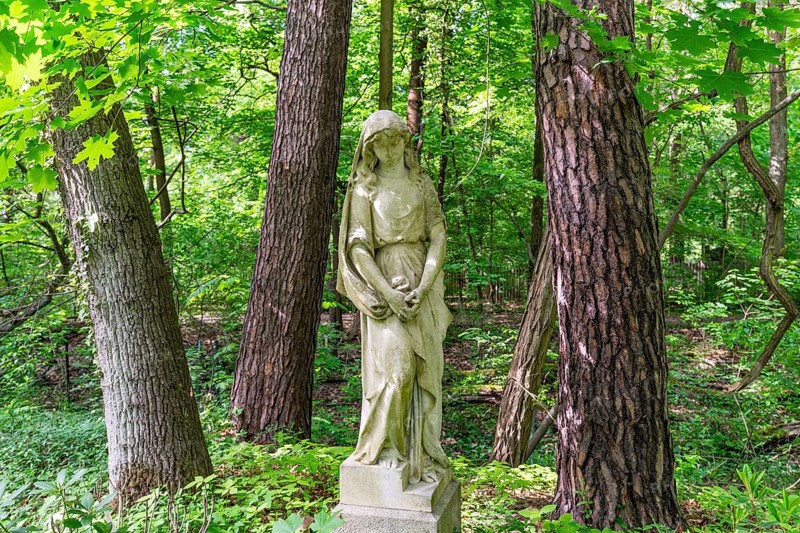 Grave sculpture