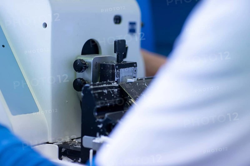 Processing of samples in a histology laboratory