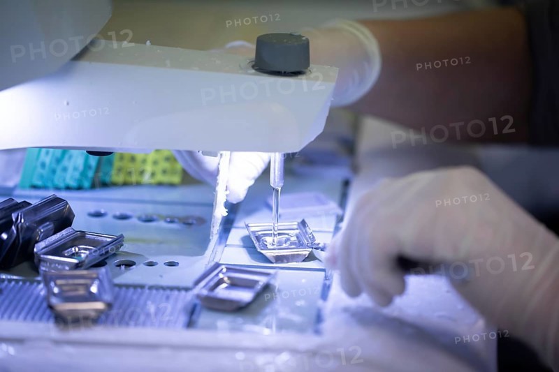 Processing of samples in a histology laboratory