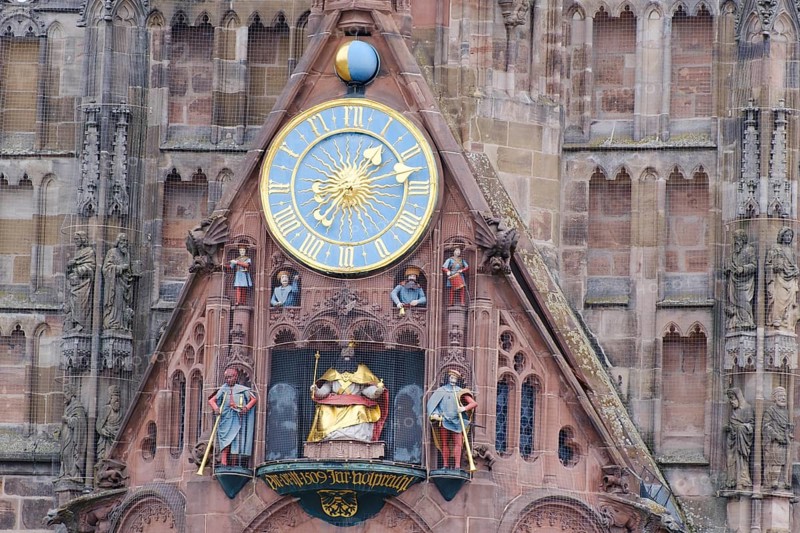 Figures from the Maennleinlaufen and tower clock at the Church of Our Lady
