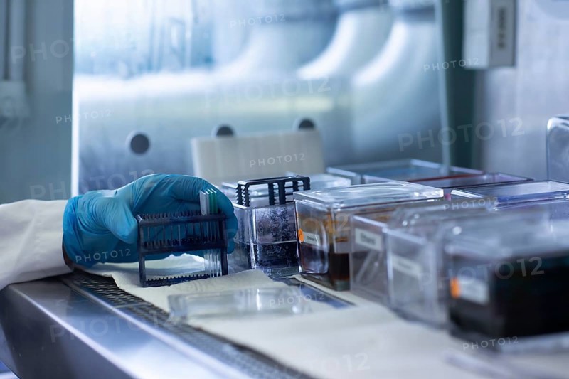 Sample processing with laboratory equipment in a histology laboratory