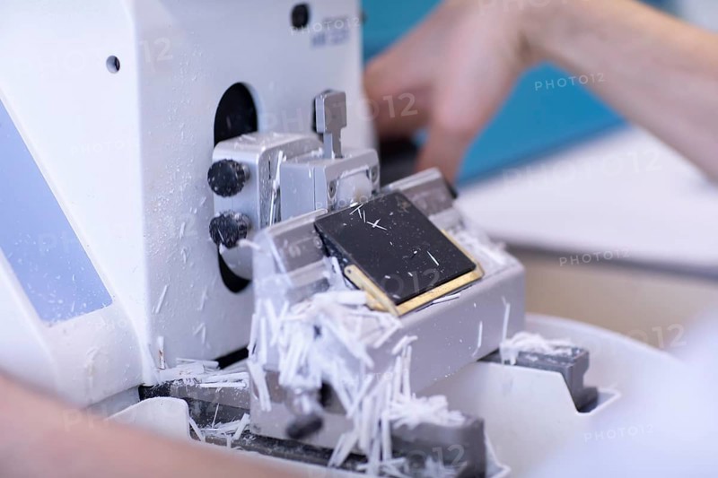 Sample processing with laboratory equipment in a histology laboratory