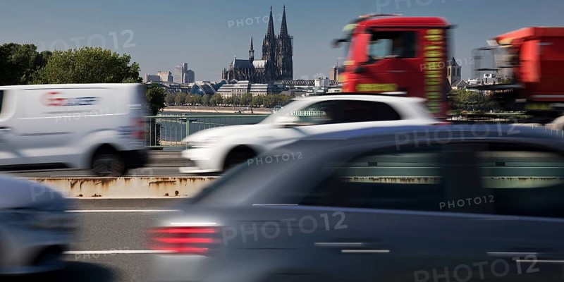 A lot of traffic on the Zoobruecke with the cathedral in the background